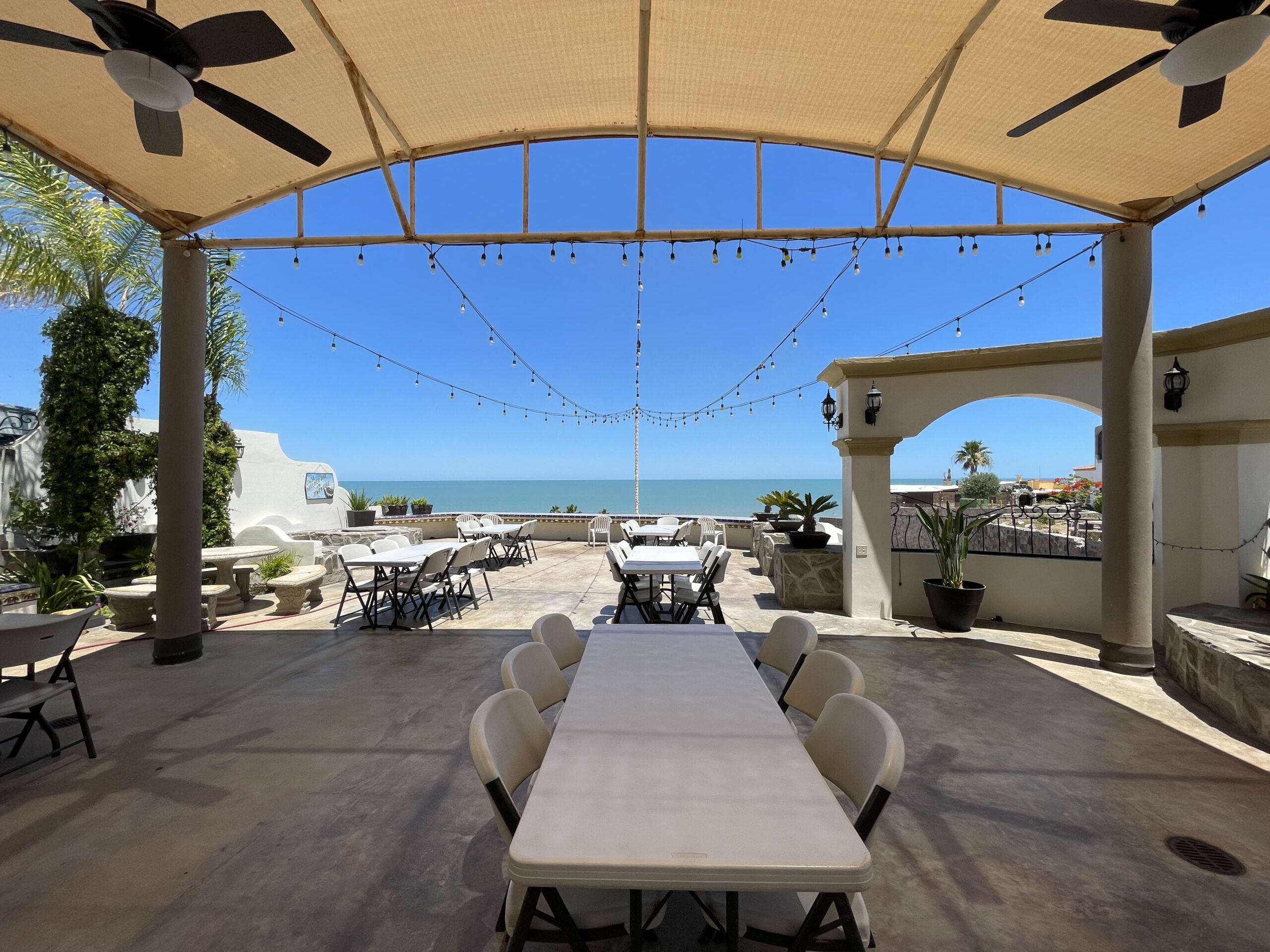Restaurante frente al mar